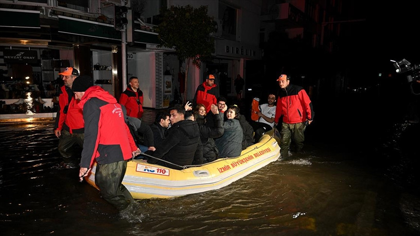 İzmir'de deniz taştı: Vatandaşlar zodyak ile kurtarıldı