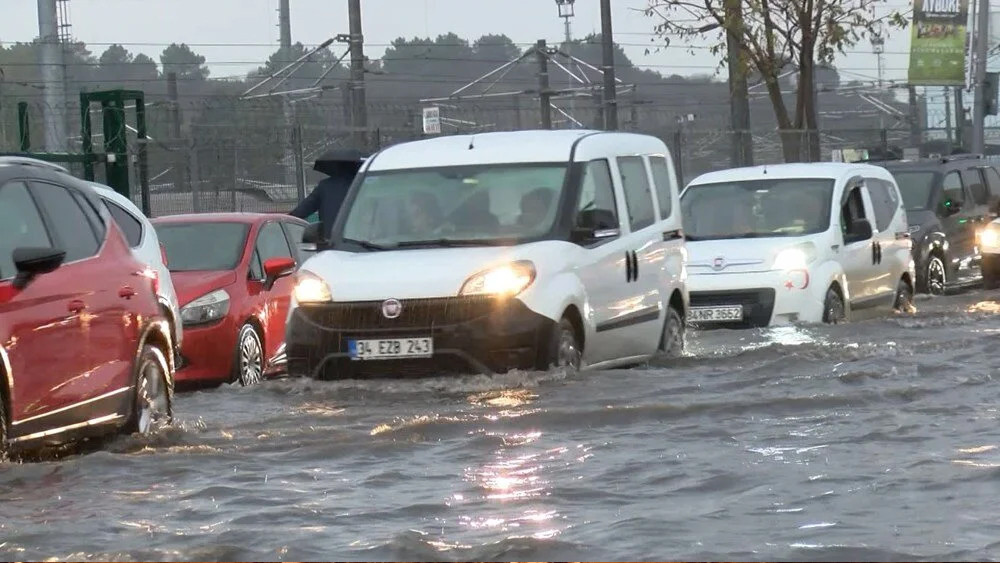 İstanbul'u kuvvetli sağanak ve fırtına vurdu!