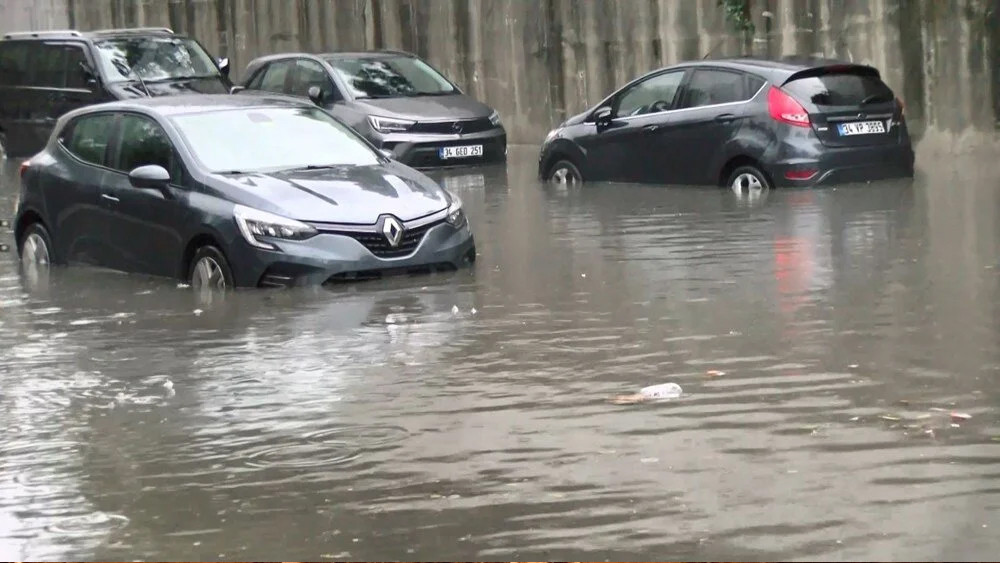 İstanbul'u kuvvetli sağanak ve fırtına vurdu!