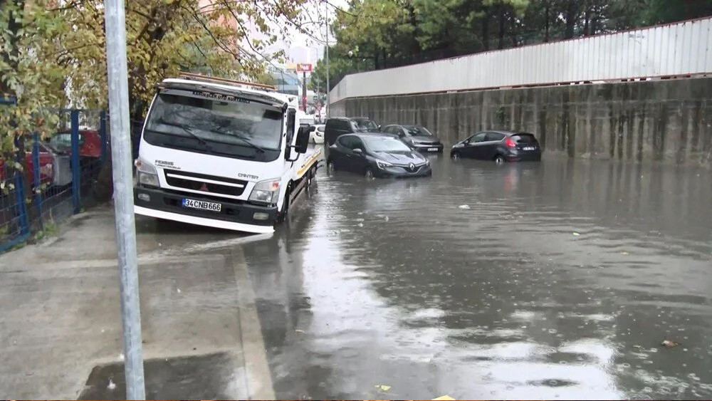 İstanbul'u kuvvetli sağanak ve fırtına vurdu!