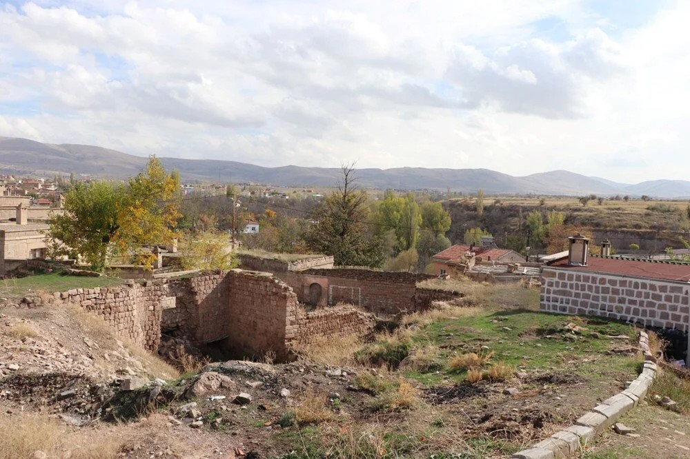 Evin altından 2 bin yıllık şehir çıktı!