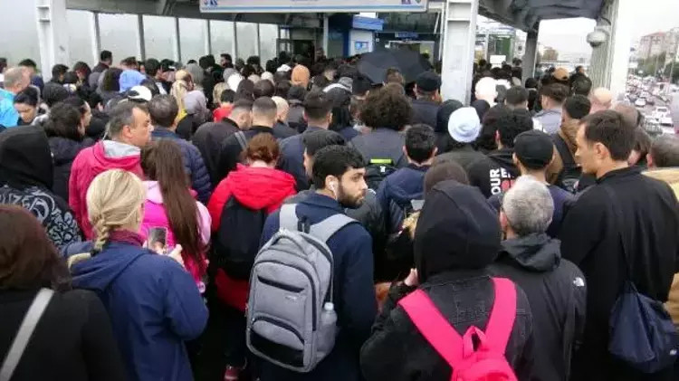 İşe giderken şoke oldular: Metrobüs durağında 1.5 saatlik çile!