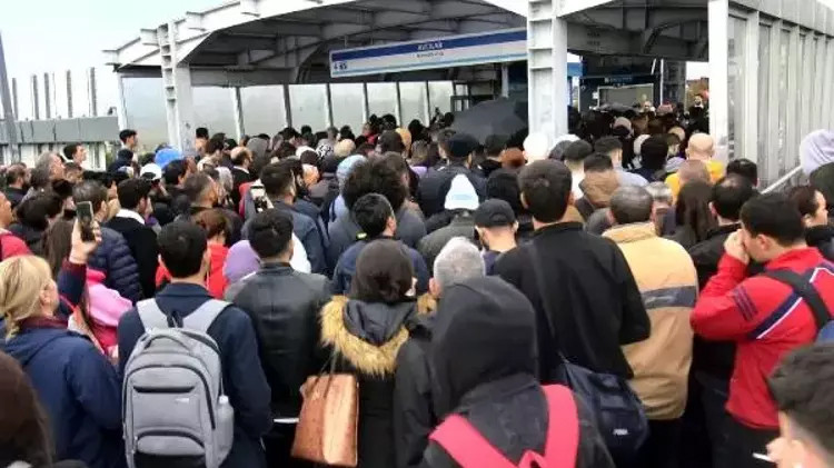 İşe giderken şoke oldular: Metrobüs durağında 1.5 saatlik çile!