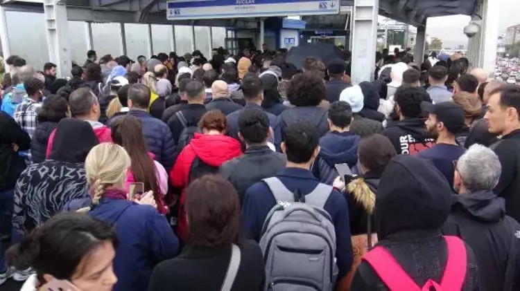 İşe giderken şoke oldular: Metrobüs durağında 1.5 saatlik çile!