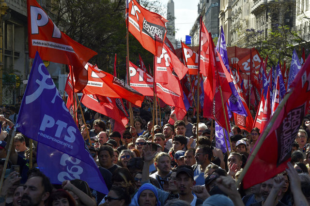 Çılgın başkana ilk protesto