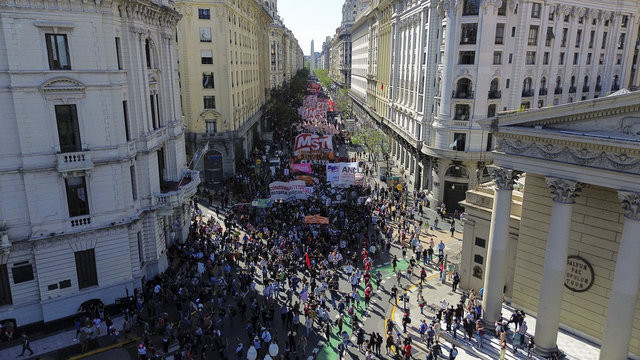 Çılgın başkana ilk protesto