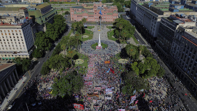 Çılgın başkana ilk protesto