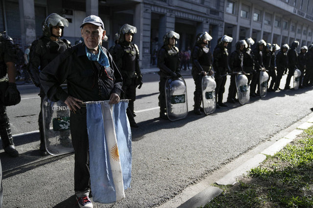 Çılgın başkana ilk protesto