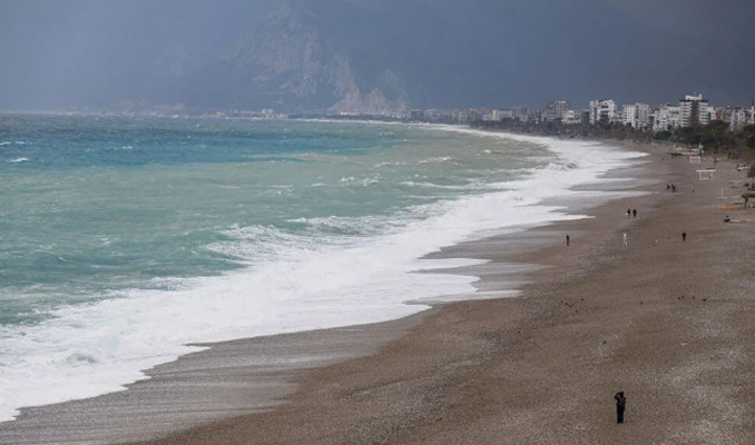 Antalya'da fırtına etkili oluyor