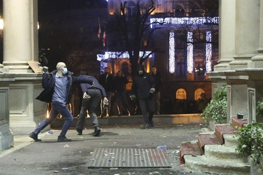 Sırbistan'da seçim gerilimi: Belediye binasına baskın!