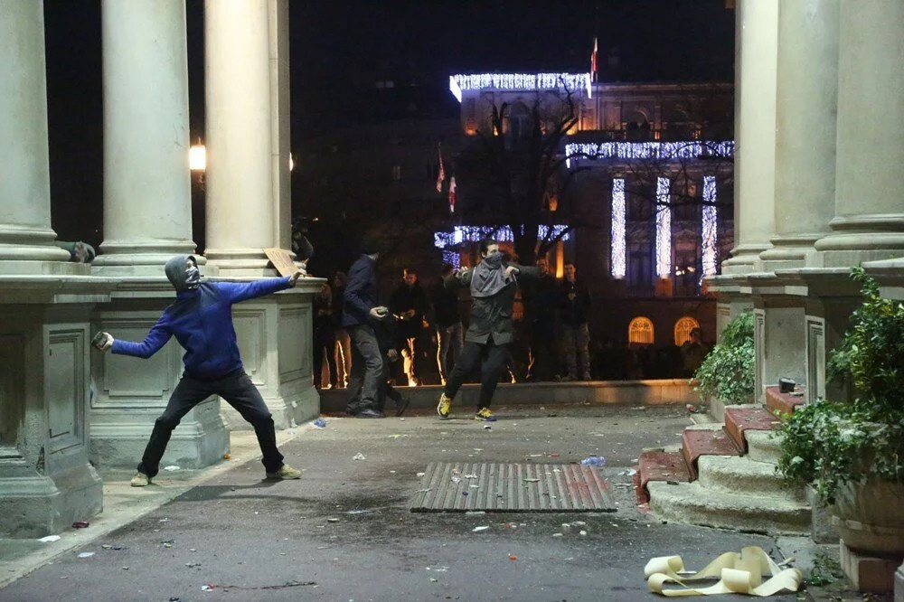 Sırbistan'da seçim gerilimi: Belediye binasına baskın!