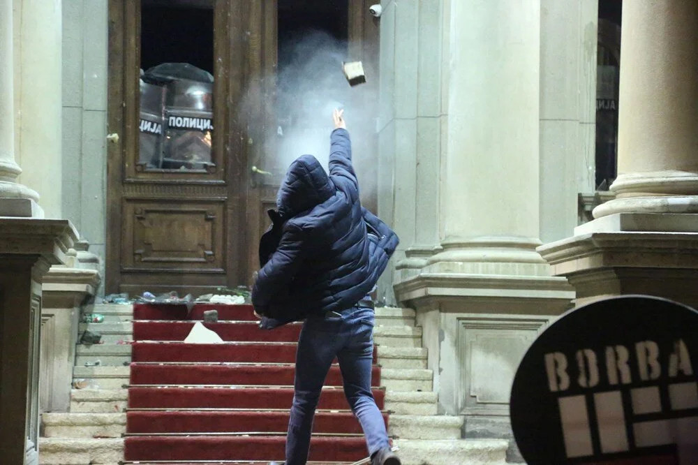 Sırbistan'da seçim gerilimi: Belediye binasına baskın!