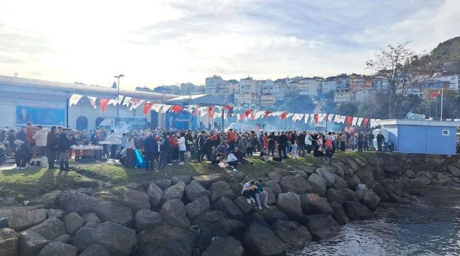  Festivalde 10 ton hamsi dağıtıldı