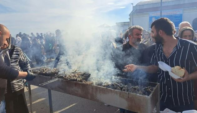  Festivalde 10 ton hamsi dağıtıldı