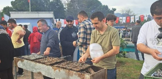  Festivalde 10 ton hamsi dağıtıldı