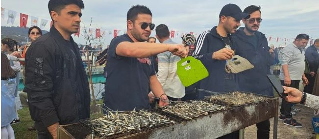  Festivalde 10 ton hamsi dağıtıldı