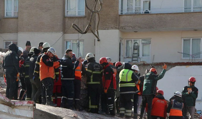 Enkaz altından çıkarılan mucize hayatlar