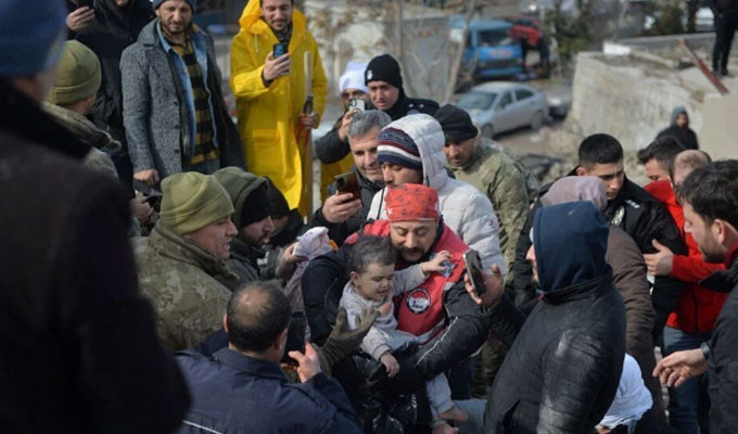 Enkaz altından çıkarılan mucize hayatlar