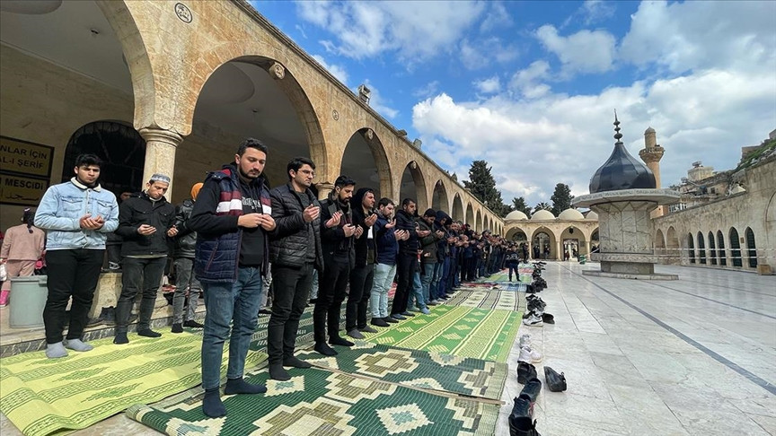 Depremde hayatını kaybedenler için gıyabi cenaze namazı kılındı