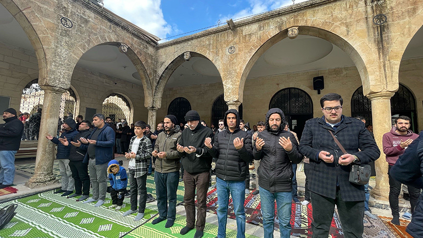 Depremde hayatını kaybedenler için gıyabi cenaze namazı kılındı