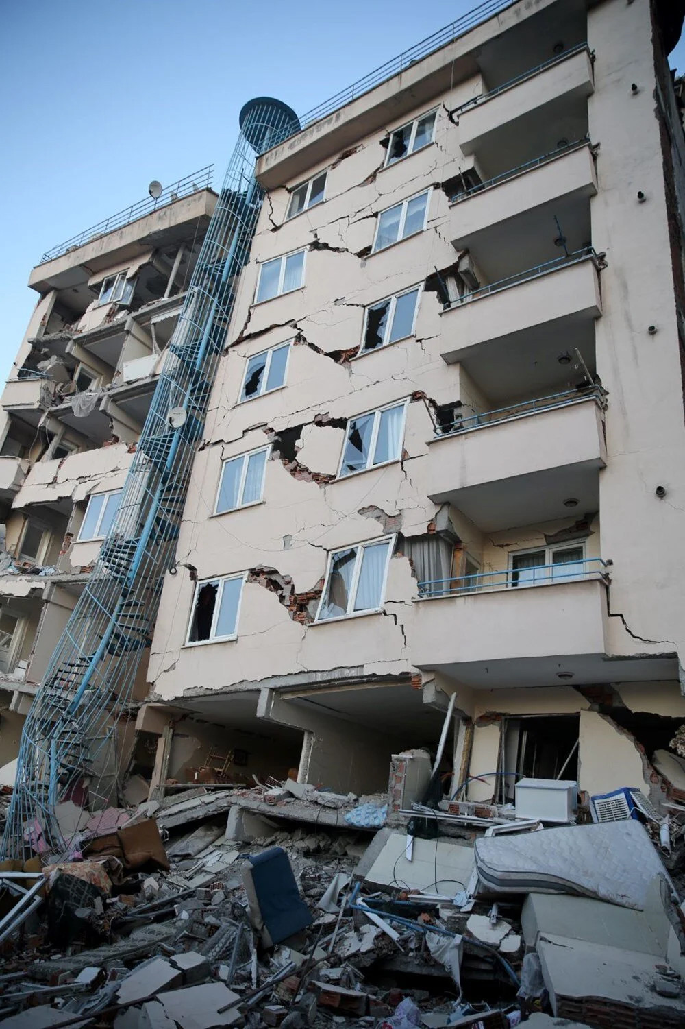 Daha büyük bir deprem olacak mı? Uzmanlardan uyarı geldi!