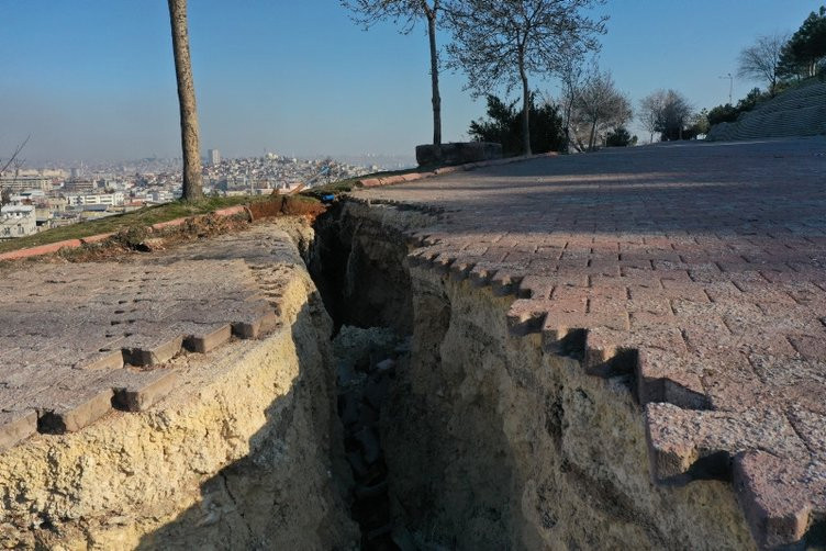 İşte depremin şiddetini gözler önüne seren görüntüler...