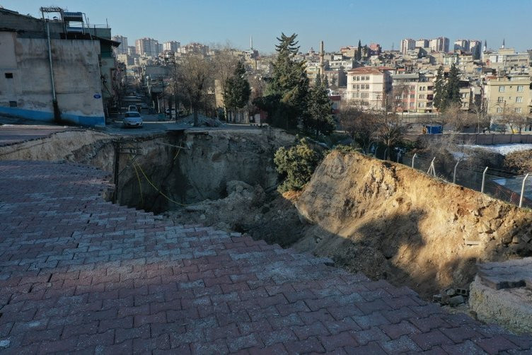 İşte depremin şiddetini gözler önüne seren görüntüler...