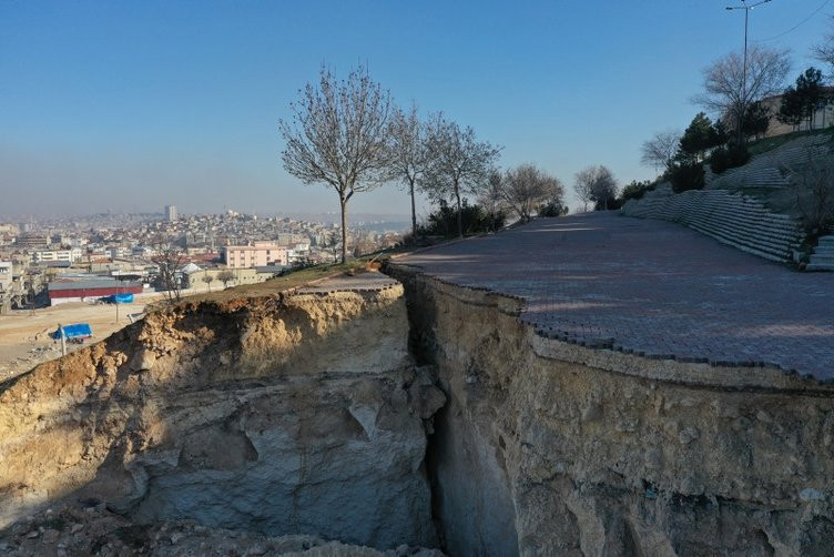 İşte depremin şiddetini gözler önüne seren görüntüler...