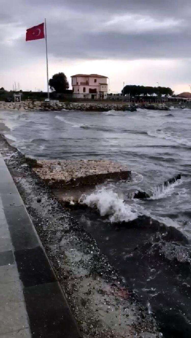 İstanbul'da korkutan görüntü: Deniz metrelerce çekildi!