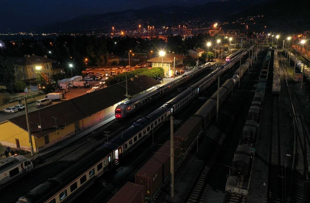 İki tren depremzedelere ev oldu: Aile gibi olduk!