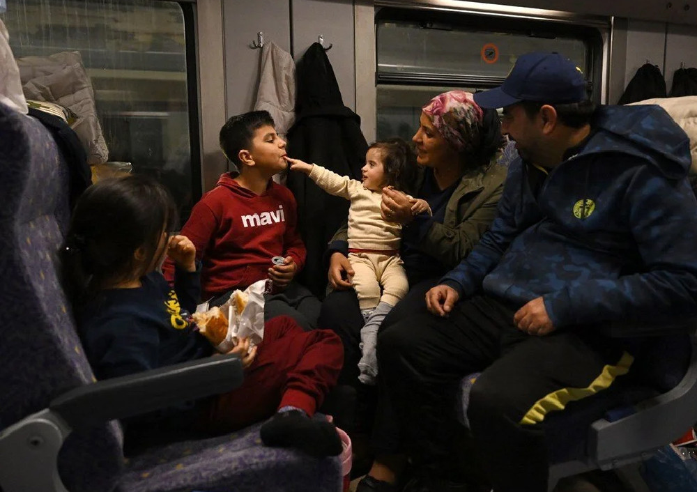 İki tren depremzedelere ev oldu: Aile gibi olduk!