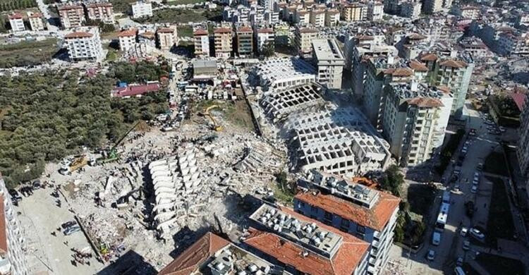 Rönesans Rezidans'ın 10 yıllık sakini: Temeli kaymış koridorları çatlamıştı!