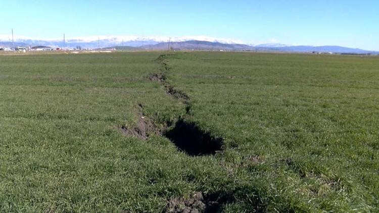 Deprem tarımı da vurdu: Fay kırıkları havadan görüntülendi!