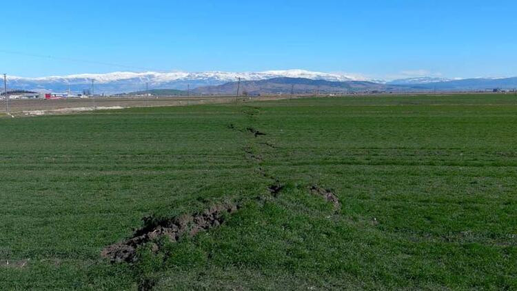 Deprem tarımı da vurdu: Fay kırıkları havadan görüntülendi!