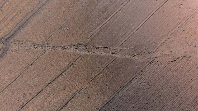 Deprem tarımı da vurdu: Fay kırıkları havadan görüntülendi!