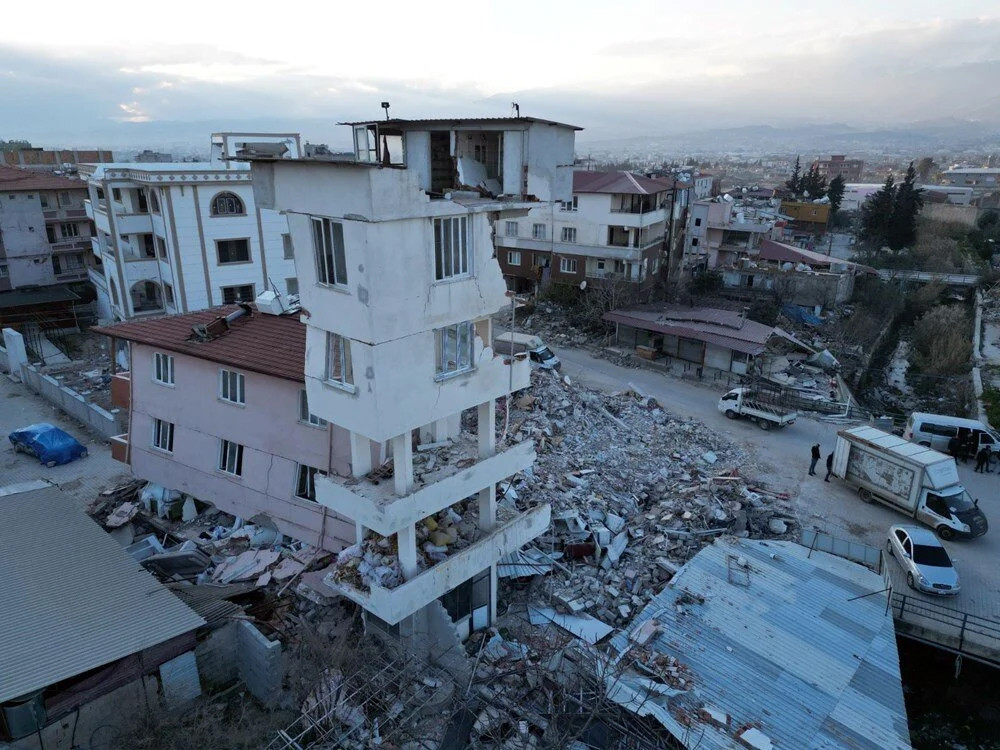 Bina çöktü... Sonradan yapılan ek yapı ayakta kaldı!