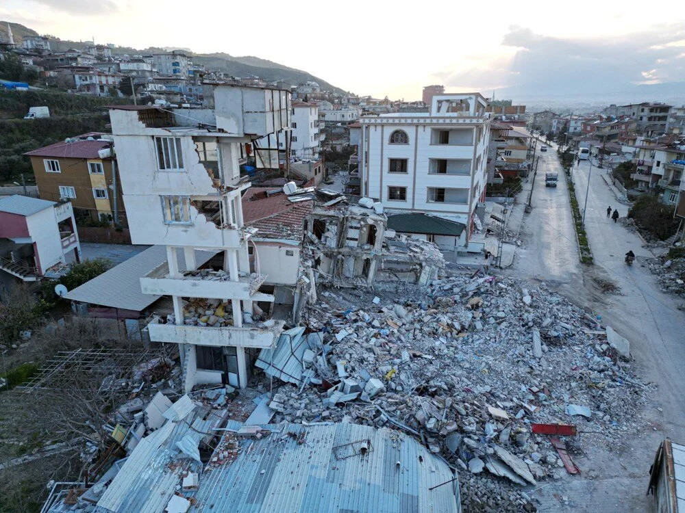 Bina çöktü... Sonradan yapılan ek yapı ayakta kaldı!