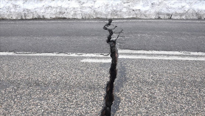 Deprem sonrasında Adıyaman yollarında yarıklar oluştu