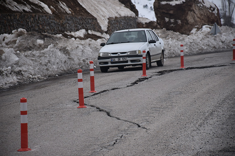 Deprem sonrasında Adıyaman yollarında yarıklar oluştu