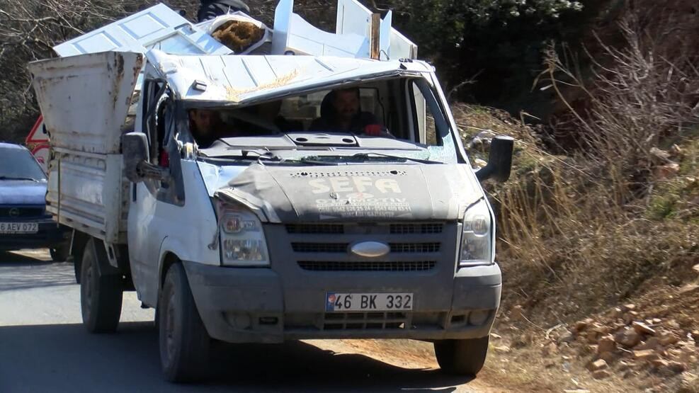 Canları pahasına enkaza giriyorlar!