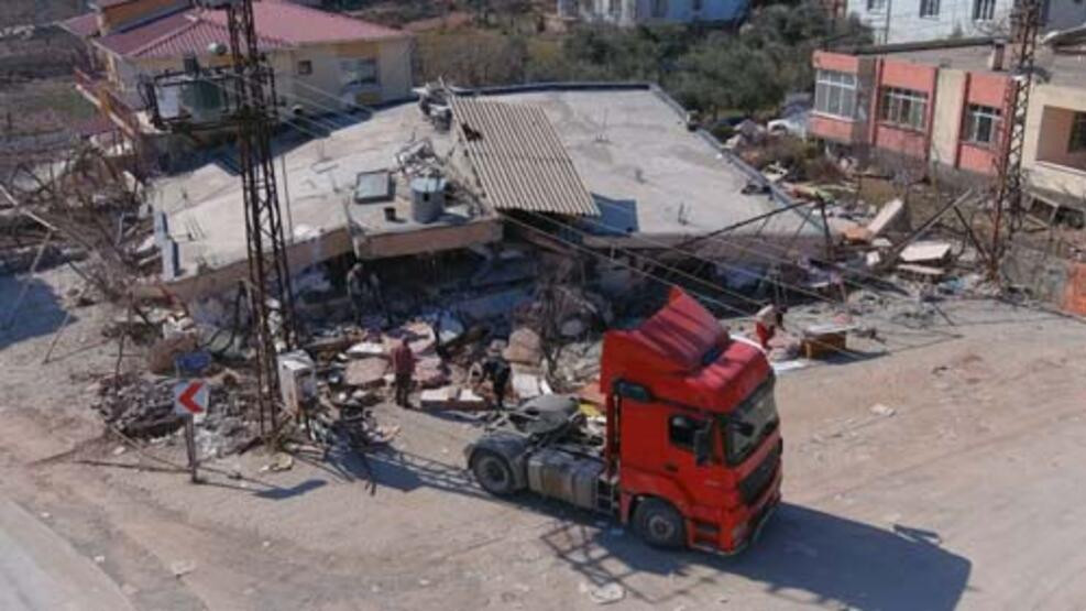 Canları pahasına enkaza giriyorlar!