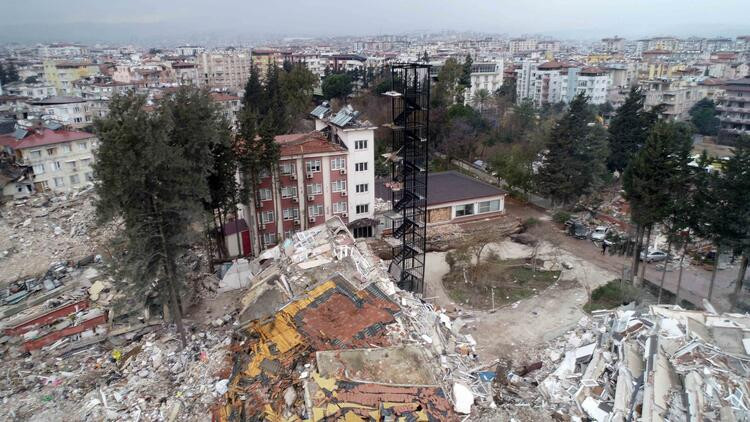 Depremde şaşırtan görüntü: Bina yıkıldı... Merdiveni ayakta kaldı!