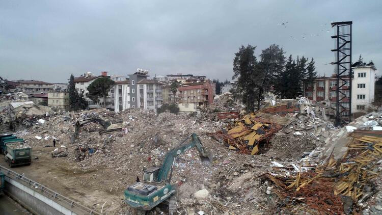 Depremde şaşırtan görüntü: Bina yıkıldı... Merdiveni ayakta kaldı!