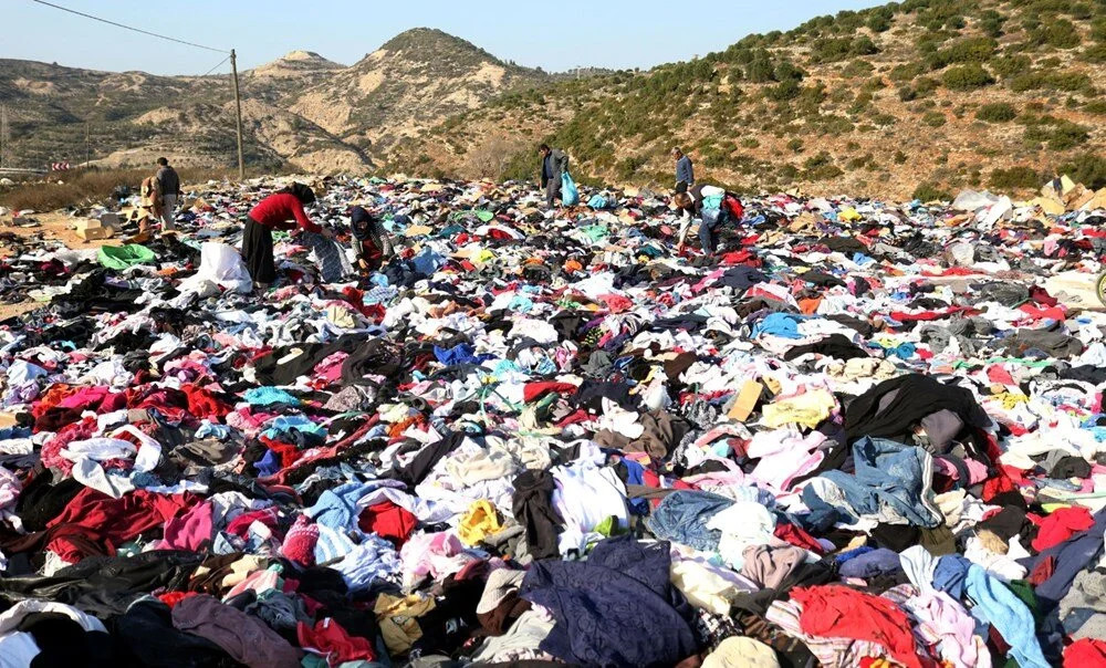 Depremzedelere giden kıyafetleri yol kenarına attılar!