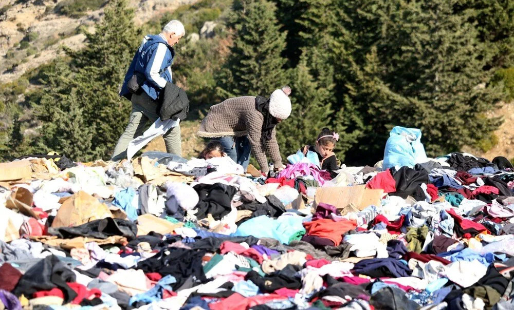 Depremzedelere giden kıyafetleri yol kenarına attılar!