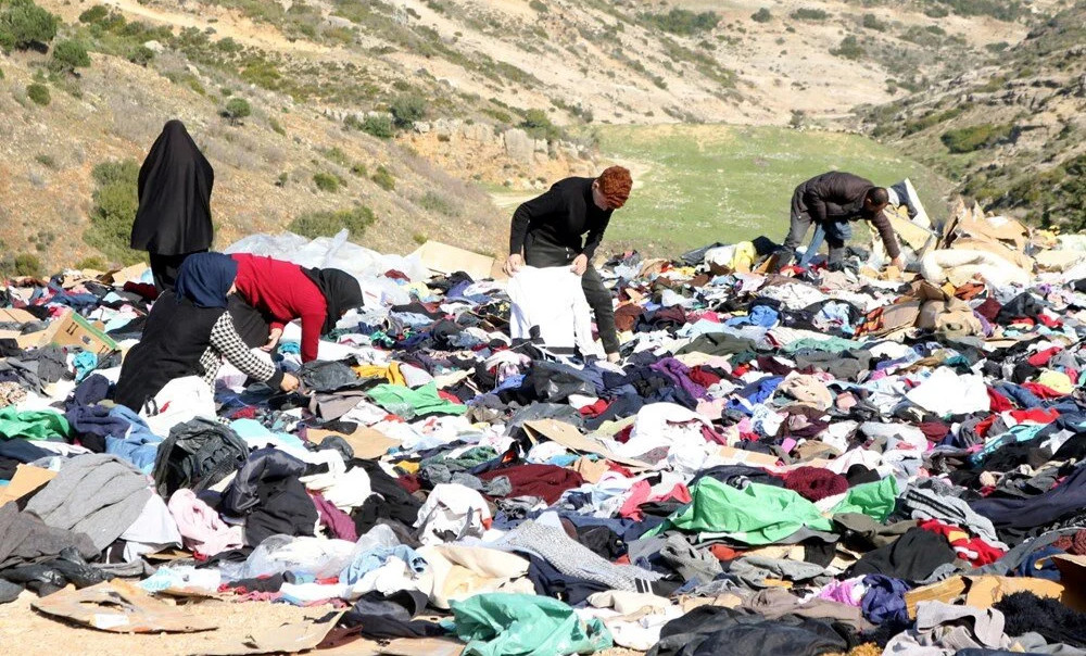 Depremzedelere giden kıyafetleri yol kenarına attılar!