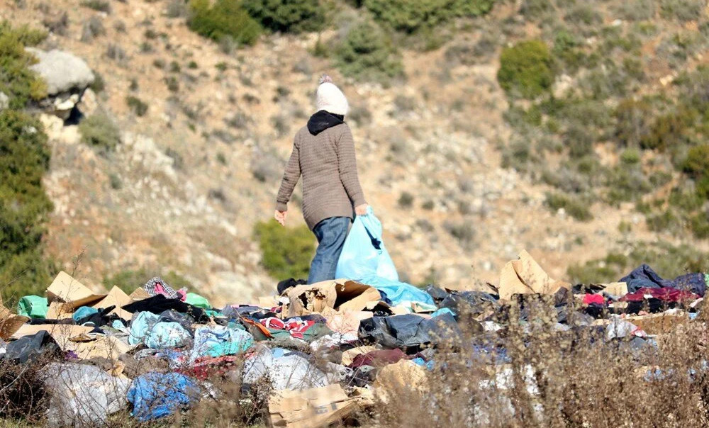 Depremzedelere giden kıyafetleri yol kenarına attılar!