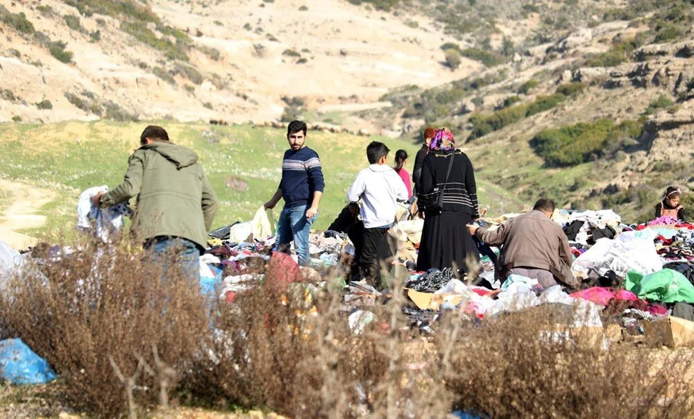 Depremzedelere giden kıyafetleri yol kenarına attılar!