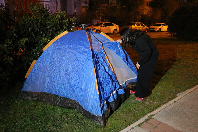 İzmir'de deprem sonrası vatandaşlar sokakta