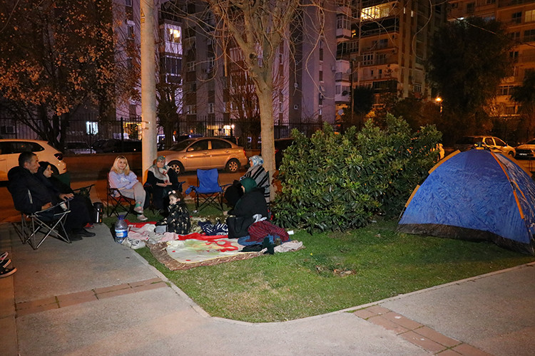 İzmir'de deprem sonrası vatandaşlar sokakta